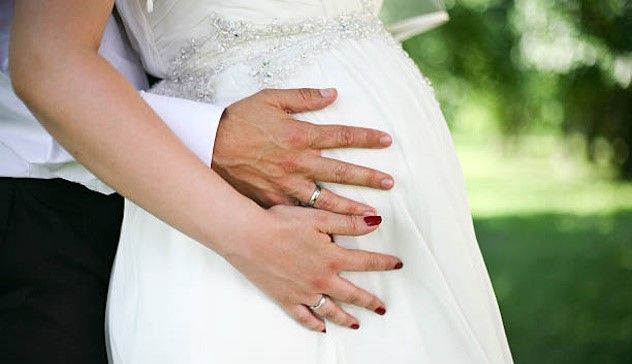 “Sono rimasta incinta di uno sconosciuto durante l’addio al nubilato, ma mio marito mi ha sposata lo stesso”