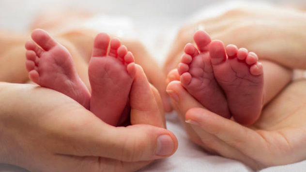 Il miracolo di 2 gemelline nate 10 settimane prima: “I medici le davano per spacciate”