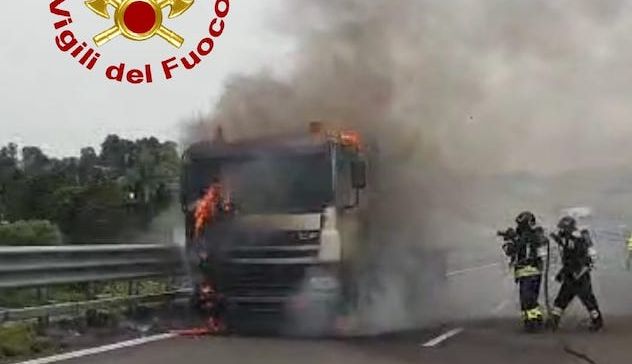 Betoniera prende fuoco sulla camionale 131