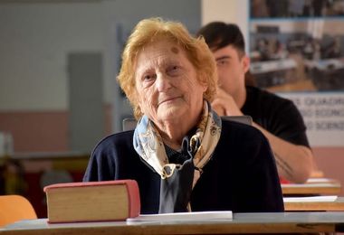 A 90 anni sostiene l'esame di Maturità per diventare maestra