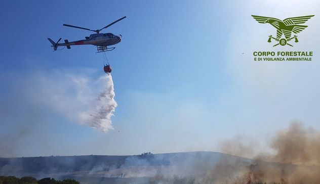 In corso un incendio a Decimoputzu: intervento del Corpo forestale con supporto di un elicottero 