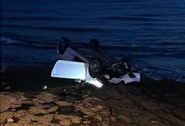 Bari, incidente sul lungomare San Giorgio: auto si cappotta e finisce sugli scogli