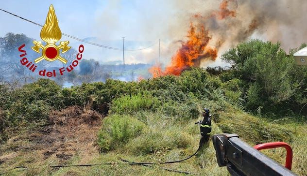 Incendio minaccia le case ad Arzachena, canadair ed elicotteri in azione