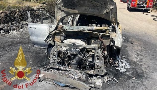 Auto in fiamme nel Sassarese: rogo arriva alla vegetazione