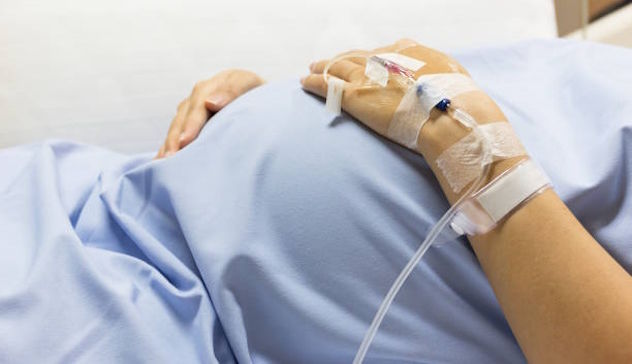 Padre abusa della figlia 13enne incinta in ospedale: orrore a Torino