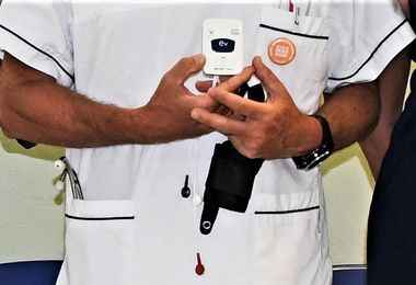 Sanità: Pfizer dona all'Aou Sassari un Ecg-Holter grande quanto una carta di credito 