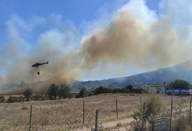 Ancora fuoco in Ogliastra: case lambite dalle fiamme a Girasole