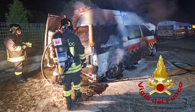 Ambulanza va a fuoco nella notte: paura a Sassari