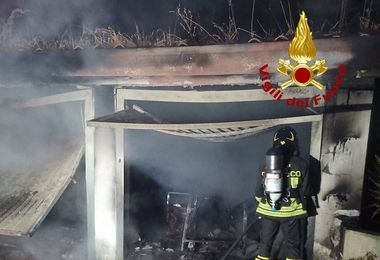 Garage in fiamme a Sarule: un'auto distrutta