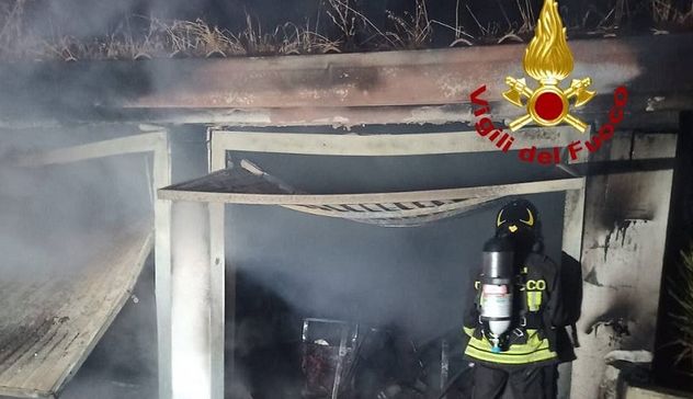 Garage in fiamme a Sarule: un'auto distrutta