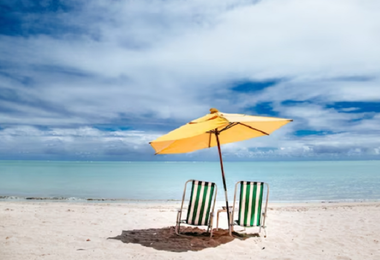 Occupa spiaggia libera con sdraio e ombrelloni: nei guai un'attività di Golfo Aranci 