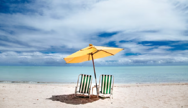 Occupa spiaggia libera con sdraio e ombrelloni: nei guai un'attività di Golfo Aranci 
