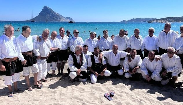 Il Coro di Loiri allieta i bagnanti sulla spiaggia di Porto Taverna. IL VIDEO