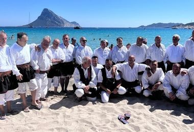 Il Coro di Loiri allieta i bagnanti sulla spiaggia di Porto Taverna. IL VIDEO