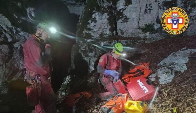 Salerno, salva la speleologa ferita e bloccata a 130 metri di profondità