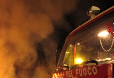 Auto distrutta dalle fiamme a Burgos, forse un corto circuito 
