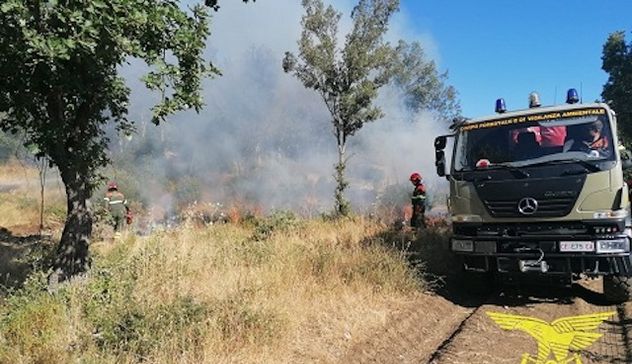 In corso un incendio a Bonorva: intervento del Corpo Forestale con supporto di un elicottero