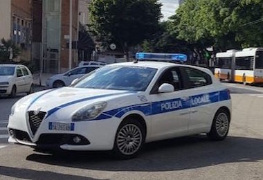 Cagliari, agenti aggrediti a calci, pugni e sputi dai parenti dell’arrestato 