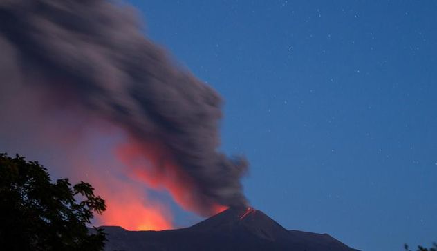 Etna in eruzione, aeroporto di Catania chiude lo spazio aereo