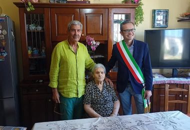 Carbonia: nonna Maria compie 100 anni, la festa con il Sindaco e i parenti 