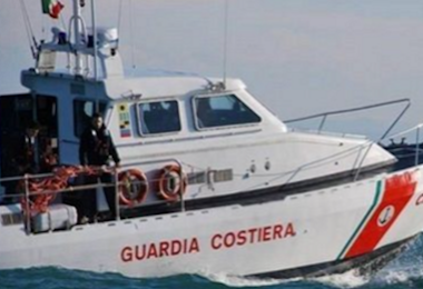 Barca si rovescia al Poetto: intervento di soccorso della Guardia costiera