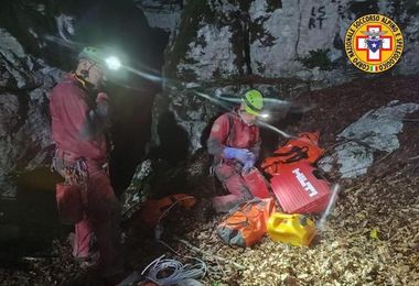 Salerno, salva la speleologa ferita e bloccata a 130 metri di profondità