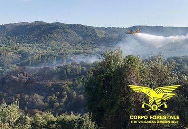 Sardegna in fiamme: oggi 17 incendi, Canadair vola a Bari Sardo