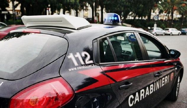 Carbonia: nasconde cartucce da caccia in un'auto rubata, arrestato 24enne