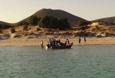 Migranti sbarcano tra i turisti in una spiaggia di Sant’Antioco