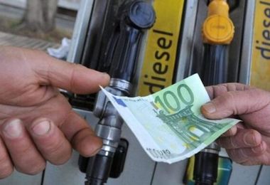 Caro benzina, Assoutenti: “In soli tre mesi per un pieno 10 euro in più”