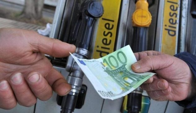 Caro benzina, Assoutenti: “In soli tre mesi per un pieno 10 euro in più”