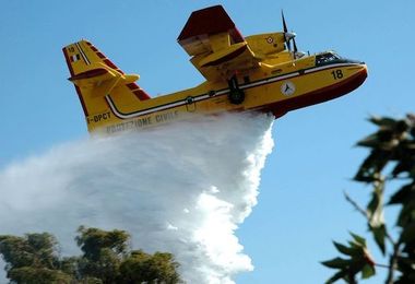 Mezzi aerei in volo per spegnere incendi a Birori e Bortigali