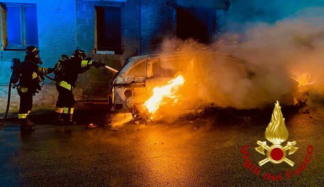 Auto in fiamme a Padru: intervengono i Vigili del fuoco