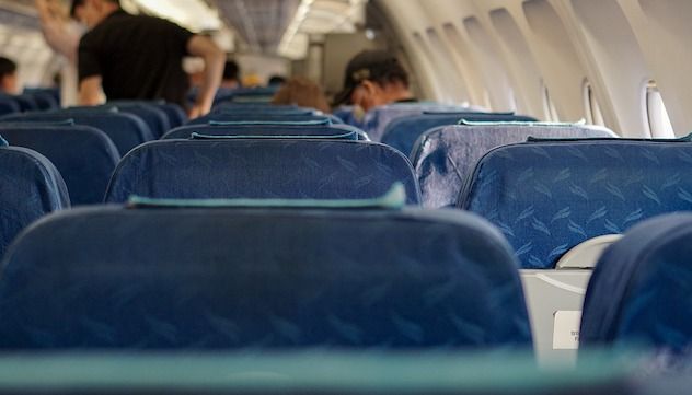 Attacco di diarrea in volo, aereo costretto a rientrare