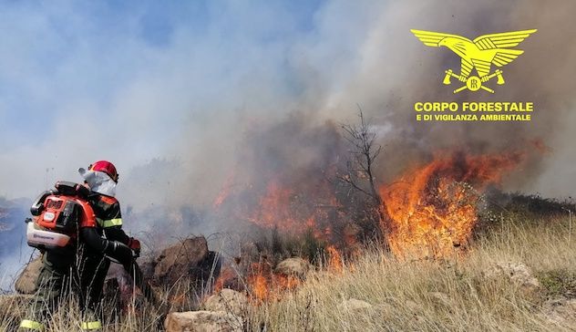 Incendi: dieci interventi in Sardegna, elicotteri in azione a Ottana