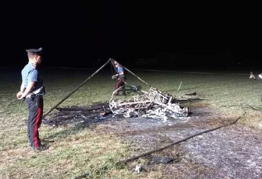 Parma. Deltaplano precipita subito dopo il decollo e va in fiamme: morti due amici
