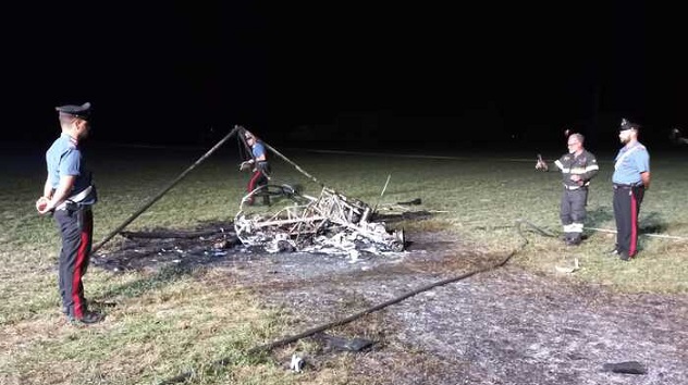 Parma. Deltaplano precipita subito dopo il decollo e va in fiamme: morti due amici