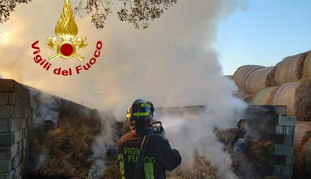 Incendio in un fienile a Budoni: rotoballe in fiamme