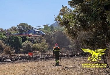 Incendi: sei roghi in Sardegna, elicottero vola a Orotelli 