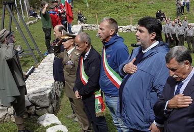 Brigata Sassari, il presidente Solinas onora i caduti al cimitero di Casara Zebio