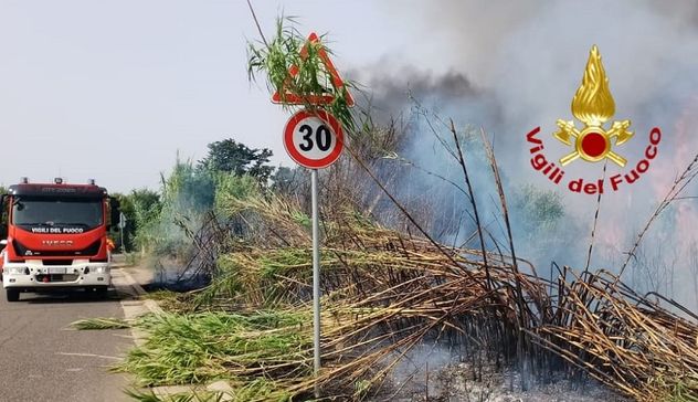 Nurachi, canneto in fiamme: intervengono i Vigili del fuoco