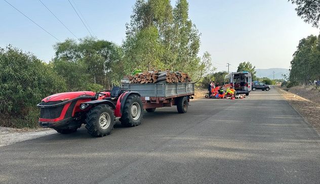 Incidente mortale sulla strada per Gonnosfanadiga: 58enne cade dal trattore e muore