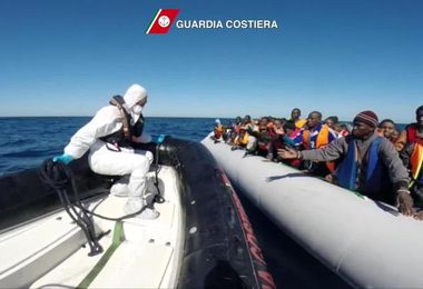 Migranti: all'hotspot di Lampedusa in 1.454, in corso trasferimento di 190 persone