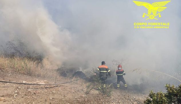 Le fiamme devastano le campagne di Burcei, in azione canadair ed elicotteri