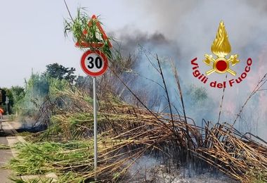 Nurachi, canneto in fiamme: intervengono i Vigili del fuoco