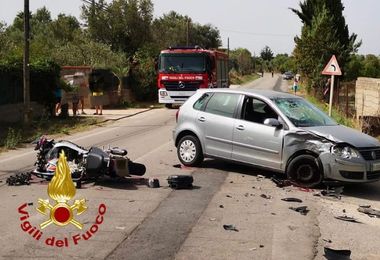 Scontro frontale nel Sassarese tra un'auto e una moto: feriti i conducenti