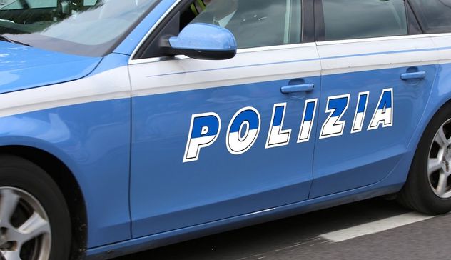 Cagliari: Polizia va a casa sua per arrestarlo e trova la droga, 21enne in manette 
