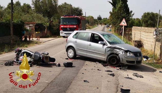 Scontro frontale nel Sassarese tra un'auto e una moto: feriti i conducenti