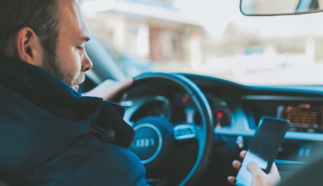 Maxi multa per cellulare al volante: la stretta può valere 50 milioni
