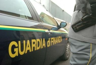 I finanzieri sequestrano 250 prodotti per la casa non sicuri in due negozi di Olbia e Alghero